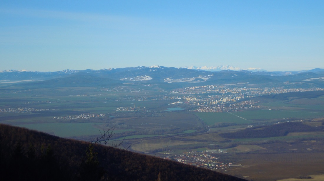 Pohľad z kopca Bradlo z miesta zvaného Hrebenek na Košíckú kotlinu s Vysokými Tatrami v pozadí