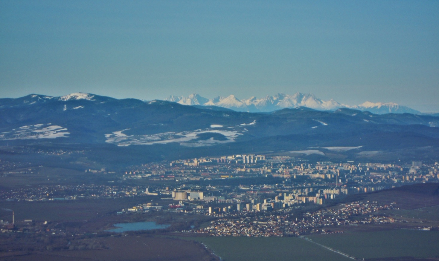 Detailný záber na Košice s Vysokými Tatrami v pozadí