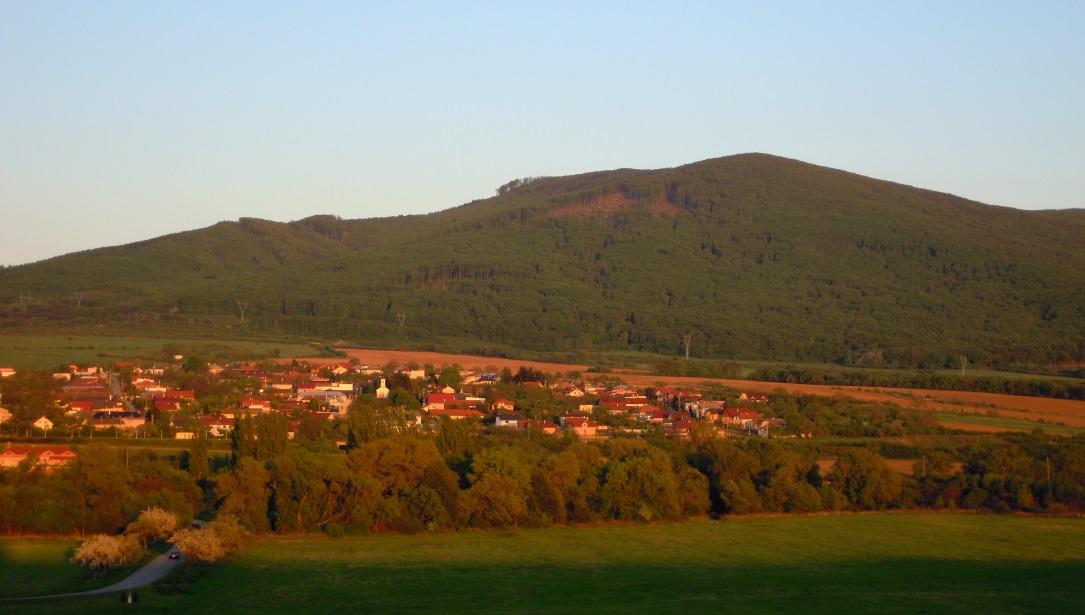 Pohľad na obec Vyšná Myšľa s kopcom Bradlo na pozadí